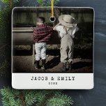 Minimal Vintag Ein Foto Personalisiert Weihnachten Keramikornament<br><div class="desc">Mit unserem "Minimal Vintag One Foto" Personalisierte Weihnachtsschmuck für die Keramik. Dieses Ornament verbindet klassischen Charme mit einer personalisierten Touch und besticht durch Ihr geschätztes Foto in zeitloser Schreibmaschine. Das 1-Foto-Design macht es zu einer herausragenden Ergänzung Ihrer Urlaubsstimmung. Es ist nicht nur ein Ornament, es ist ein Sake, der die...</div>