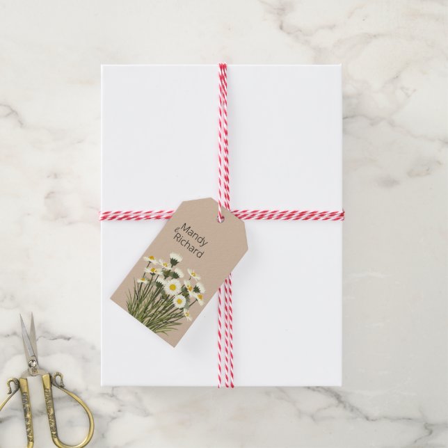 Minimal weiße Daisy Blume auf Beige Hintergrund Geschenkanhänger (Mit Garn)