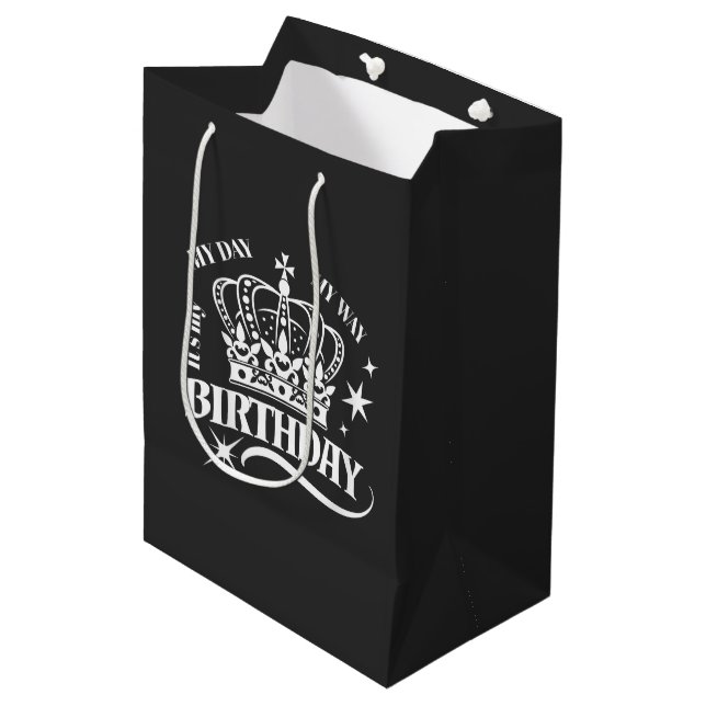 Minimal White Crown Birthday Typography Black Mittlere Geschenktüte (Vorderseite Schrägansicht)