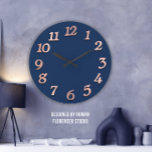 Minimale Anzahl Rose Gold Blue Navy Metallic 3D Große Wanduhr<br><div class="desc">Einzigartig minimalistisch und dekorativ Meine Absicht war es,  einen einfach,  aber sehr eleganten Look mit einem baumdimensionalen Effekt zu schaffen. Entspricht dem aktuellen Trend in der Wohngestaltung. Sie können die Form und Farbe der Hand ändern. FlorenceK Design</div>