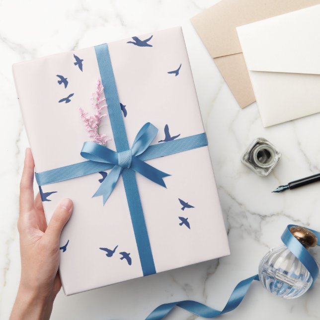 Minimale blaue fliegende Vögel Geschenkpapier (Schenken)