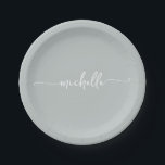 Minimale Elegant Sage Green Monogram Script Pappteller<br><div class="desc">Girly Elegant Minimalistisch Modern Sage Green Monogram Name Script Signature Custom Personalisiert Paper Teller. Mit Vornamen in hübscher Handschrift, Swash Schwanz Schriftart Kalligraphie (oder Typografie) auf schlingerngrünem oder staubgrünem Hintergrund. Diese sind einfach zu anpassen. Ideal für die Hauswärmung, auch für Geburtstag, Hochzeit, süße 16 Geburtstagsparty, Brautparty, Junggeselinnen-Abschied, für Graduiertenfeier, Babydusche...</div>
