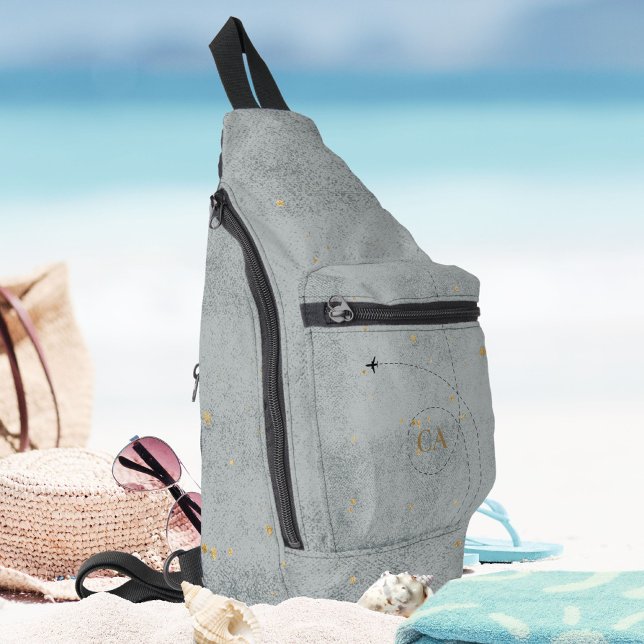 Minimale Flugzeuglage Gray Gold Monogram Travel Crossbody Bag (Minimal Airplane Slate Gray Gold Monogram Travel Sling Bag ©Susanne Sachers - Sunny Wanderlust 🌞✈️)