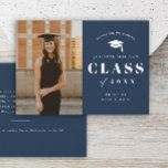 Minimale Foto-Graduationspartei Einladung<br><div class="desc">Eine Einladung zur Foto-Abschlussfeier mit großem Abschluss,  Klassik und Studentennamen.</div>