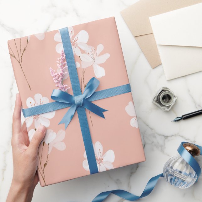 Minimale hellrosa Blume weißes Blumenmuster Geschenkpapier (Schenken)