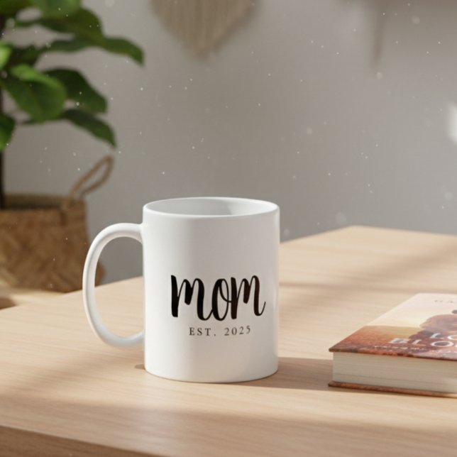 Minimale Mama etablierte Junge Mutter Kaffeetasse (cute modern minimalist black and white mom mug with custom established date for mothers day gift)