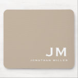 Minimale moderne Blockbeige Mousepad<br><div class="desc">Ein minimalistisches Monogramm-Design mit großen typografischen Initialen in einer klassischen Blocktypografie mit Ihrem Namen unten. Dieses berufliche Mousepad eignet sich hervorragend für Zuhause,  Büro oder personalisierte Geschenke.</div>