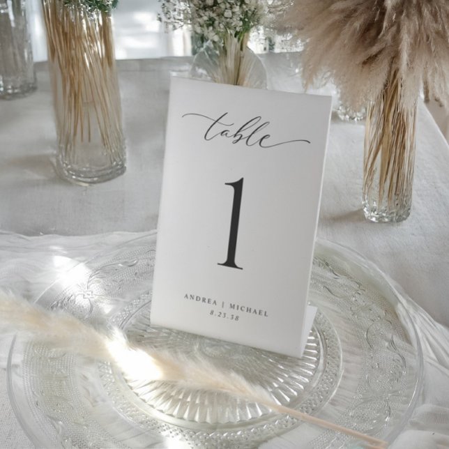 Minimale moderne einfache Hochzeitstischnummern 4x Sockelschild (Elegant black and white wedding table number with minimal design and calligraphy script.)