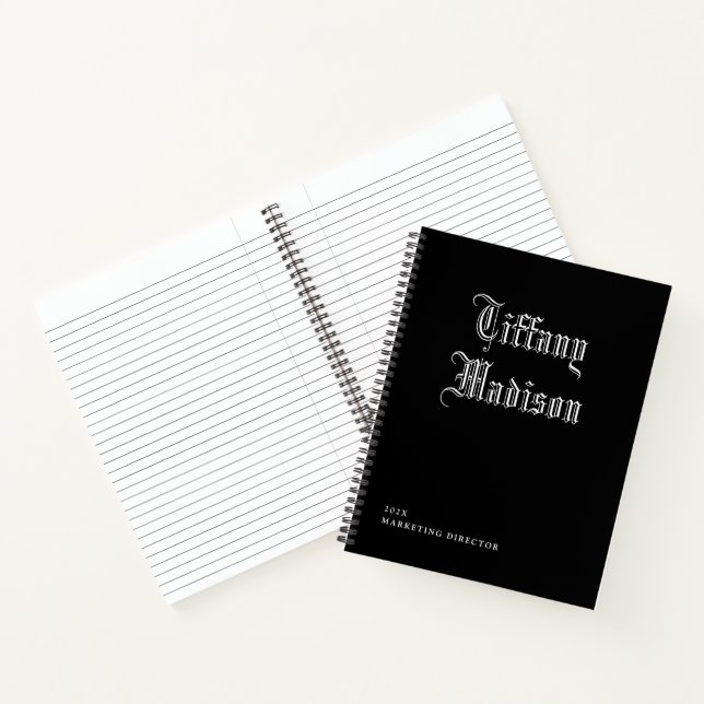 Minimale Monogramm Schwarz-Weiß Gothic Name Jahr Notizbuch (Innenseite)