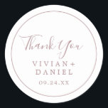 Minimale Rose Gold Vielen Dank Gastgeschenk Hochze Runder Aufkleber<br><div class="desc">Diese minimalen Rose Gold danke Ihnen Gastgeschenk Hochzeit Aufkleber sind perfekt für einen einfachen Hochzeitsempfang. Das moderne romantische Design besticht durch klassische Rose-Gold- und Weißtypografie gepaart mit einer rustikalen und eleganten Kalligraphie mit Vintagem handgeschriebenem Stil. Anpassbar in jeder Farbe. Behalt das Design einfach und elegant, wie es ist, oder personalisiere...</div>