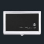 Minimale Schwarz-Silber-Monogramm Visitenkarten Dose<br><div class="desc">Minimalistisches Monogramm-Design mit klassischer Blocktypografie,  silber gebürstetes Metal-Monogramm-Medaillon mit personalisiertem Namen und Titel oder benutzerdefiniertem Text unten auf einem einfachen schwarzen Hintergrund. Personalisieren Sie Ihre individuelle Verwendung.</div>