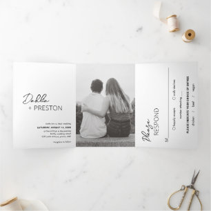 Minimale Schwarz-Weiß-Foto-Moderne Hochzeit Dreifach Gefaltete Einladung