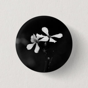 minimale schwarze und weiße Blumenelemente Button