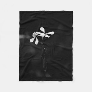 minimale schwarze und weiße Blumenelemente Fleecedecke