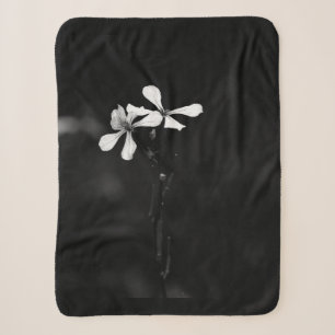 minimale schwarze und weiße Blumenelemente Sherpadecke