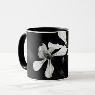 minimale schwarze und weiße Blumenelemente Tasse