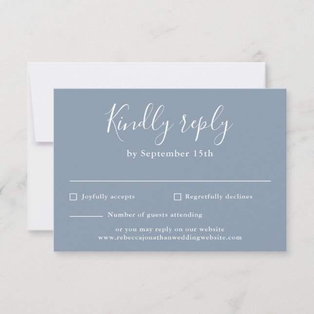 Minimale Script Dusty Blue Wedding RSVP Card Karte (Vorderseite)