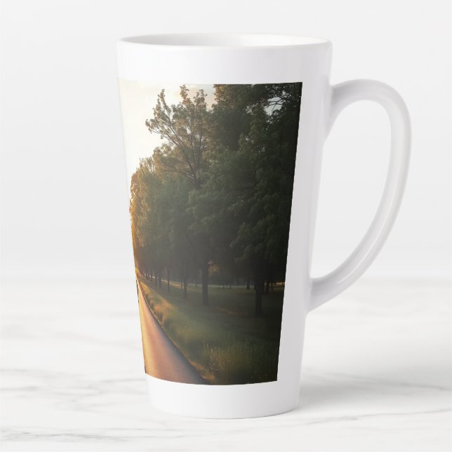 Minimale Silhouette Latte Tasse (Rechts)