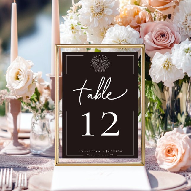 Minimale Typografie Black & White Seashell Wedding Tischnummer (Minimal Typography Black & White Seashell Wedding Table Number Card)