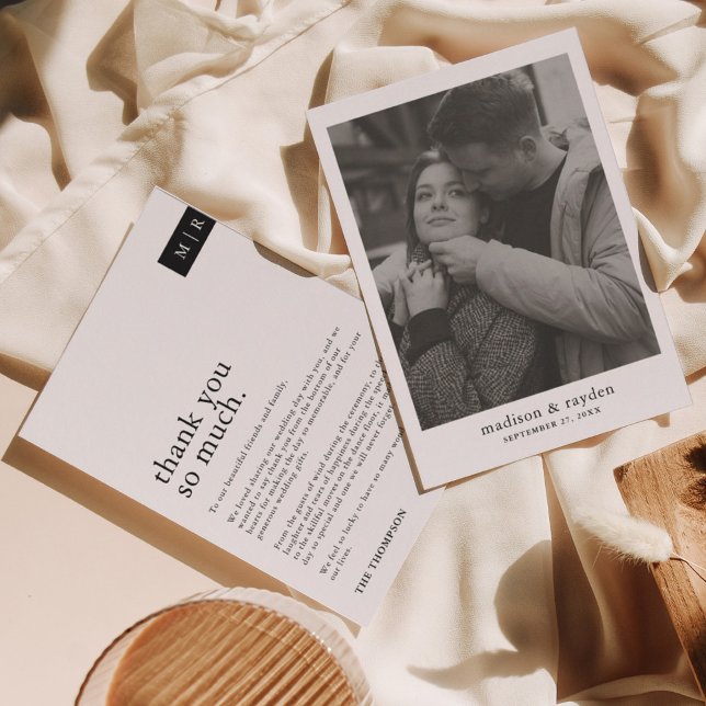 Minimale Typografie Chic Monogram Foto Wedding Dankeskarte (Von Creator hochgeladen)