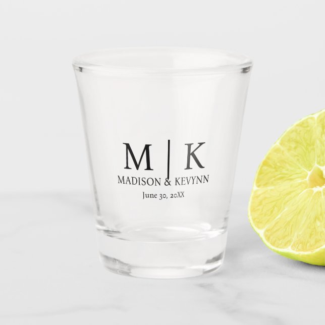 Minimale und elegante Schwarz-Weiß-Monogramm-Hochz Schnapsglas (Vorderseite)