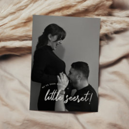 Minimale und moderne 'Little Secret' Foto Schwange Ankündigung