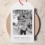 Minimale Weihnachten | Einfaches Schwarz-Weiß-Foto Geschenkanhänger<br><div class="desc">Ein stilvolles minimales Foto-Geschenk-Tags mit klassischer Typografie "Frohe Weihnachten" in Schwarz auf einem puristischen, minimalistisch weißen Hintergrund. Das Foto, der Gruß und der Name können leicht für eine persönliche Touch angepasst werden. Ein einfaches, minimalistisches und zeitgenössisches Weihnachtsdesign, das sich in dieser Urlaubssaison auszeichnet! Das abgebildete Bild dient zur Veranschaulichung, um...</div>