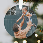 Minimale Weihnachten | Einfaches und helles Foto Ornament<br><div class="desc">Einfache, stilvolle, minimalistische Weihnachtsschmuck mit einem modernen, minimalistischen typografischen Zitat "frry & bright" in schwarz auf einem sauberen minimalistischen weißen Hintergrund. Name, Jahr und Gruß lassen sich leicht für eine persönliche Touch anpassen, perfekt für die Festsaison! Das abgebildete Bild dient nur zur Veranschaulichung, um durch Ihr eigenes Foto ersetzt zu...</div>