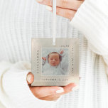 Minimaler Babyname und Geburtsstat Foto Keepake Ornament Aus Glas<br><div class="desc">Minimal und modern, einfach Foto & Geburt Stats halten Foto-Ornament. Das Design zeichnet sich durch ein schlichtes minimales Design mit einem quadratischen Foto-Design aus, um Ihr spezielles Baby-Foto anzuzeigen. Der Name, das Datum, die Uhrzeit und die Geburtsdaten des Babys werden in einem einfachen, modernen Design rund um das Foto dargestellt....</div>