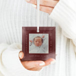 Minimaler Babyname und Geburtsstat Foto Red Keepak Ornament Aus Glas<br><div class="desc">Minimal und modern, einfach Foto & Geburt Stats halten Foto-Ornament. Das Design zeichnet sich durch ein schlichtes minimales Design mit einem quadratischen Foto-Design aus, um Ihr spezielles Baby-Foto anzuzeigen. Der Name, das Datum, die Uhrzeit und die Geburtsdaten des Babys werden in einem einfachen, modernen Design rund um das Foto dargestellt....</div>