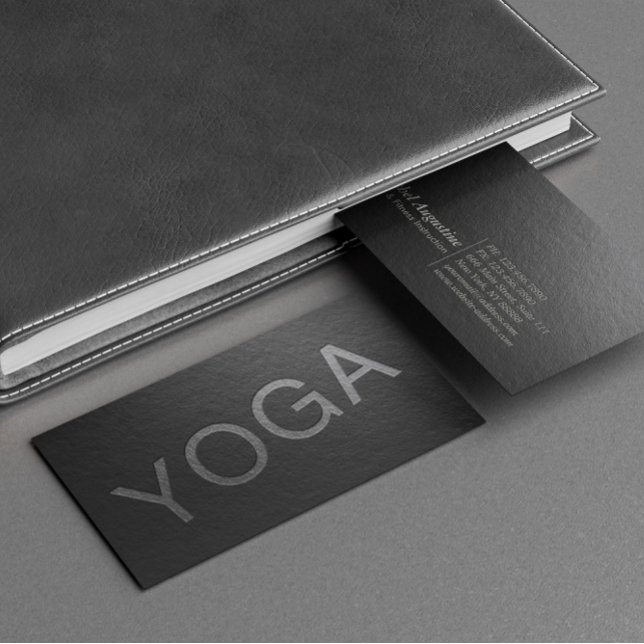 Minimaler Black Silver Embossed Text Yoga Instruct Visitenkarte (Von Creator hochgeladen)