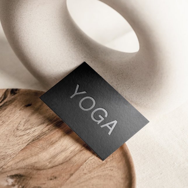 Minimaler Black Silver Embossed Text Yoga Instruct Visitenkarte (Von Creator hochgeladen)