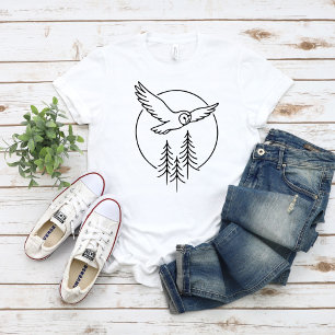 Minimaler fliegender Waldkauz über Kiefern – Waldl T-Shirt