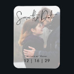 Minimaler Foto Hochzeit Speichern Sie das Datum Po Magnet<br><div class="desc">Dieses Design ist minimal,  das Foto des Paares wird mit einem weißen,  transparenten Overlay hervorgehoben. Erstellt von der einfachen Farmhouse Press.</div>