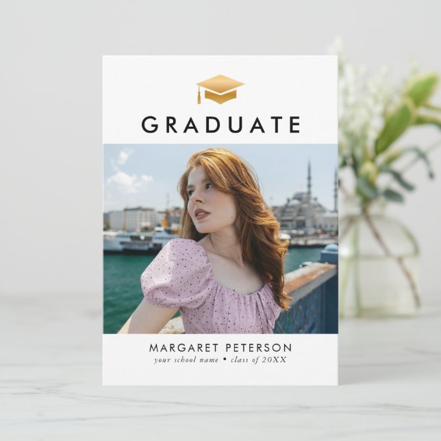 Minimaler Gold Grad Cap Foto Collage Abschluss Ankündigung (Stehend Vorderseite)