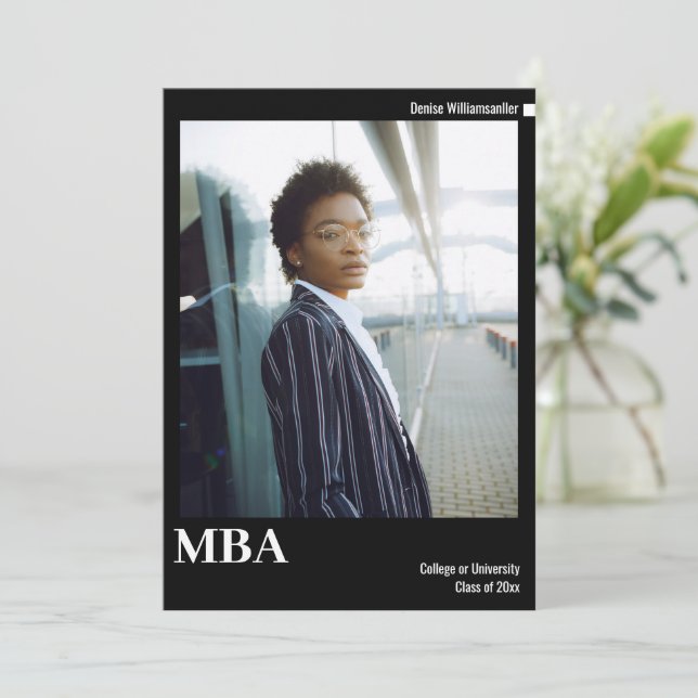Minimaler MBA-Abschluss für Schwarz-weißes Foto Ankündigung (Stehend Vorderseite)