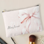 Minimaler Pink Monogram Accessory Pouch Zubehörtasche<br><div class="desc">Das stilvolle und elegante personalisierte Make-up-Boule mit einem weichen rosa Hintergrund und einem großen, zarten rosa Bandbogen. Das Design besticht durch einen femininen und raffinierten Charme, der perfekt geeignet ist, um Ihre essenziellen Kosmetik- und Schönheitsprodukte zu tragen. Der Beutel kann mit einem Namen versehen werden, was ihn zu einem einzigartigen...</div>
