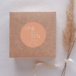 Minimaler Probe-Pfirsich für eine Hochzeit Runder Aufkleber<br><div class="desc">Minimalistisches Hochzeitsessen Probe Gunst-Aufkleber mit Typografie-Text,  der "noch einen Tag" sagt. Der Hintergrund ist pfirsichfarben.</div>