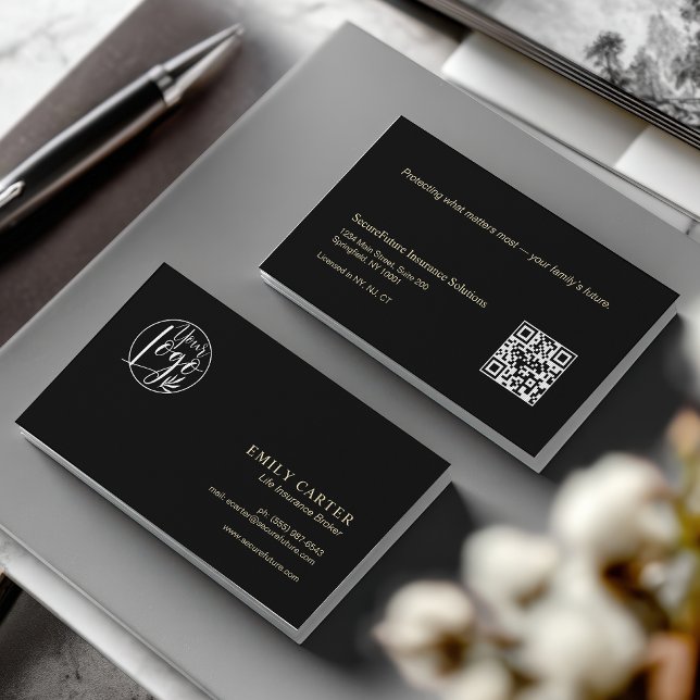Minimaler QR-Code für Black Gold Life Insurance Br Visitenkarte (Minimal Black gold Life Insurance Broker QR Code Business Card)