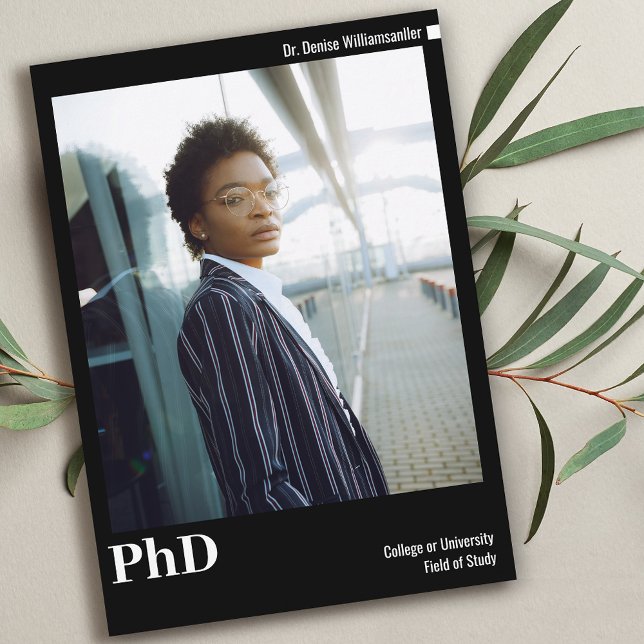 Minimaler Schwarz-weißer PhD-Abschluss im Foto Ankündigung (Von Creator hochgeladen)