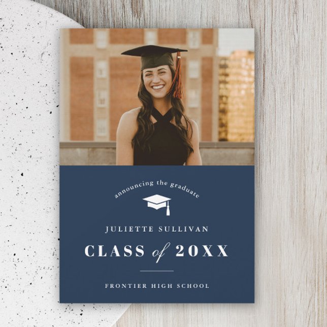Minimaler Typ Foto Abschluss Ankündigung (Simple typography navy blue photo graduation announcement card.)