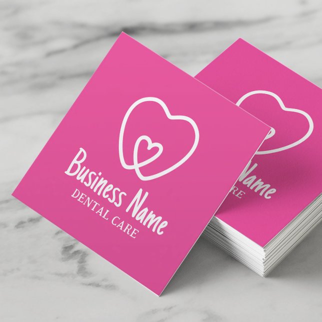 Minimaler Zahnarztstitel mit rosa Zahnpflege-Logo Quadratische Visitenkarte (Von Creator hochgeladen)