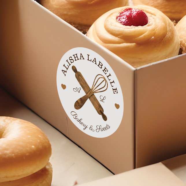 Minimales Button- und Whisk-Bäckerei-Logo aus Holz Runder Aufkleber (Minimal Wooden Rolling Pin & Whisk Bakery Logo Classic Round Sticker)