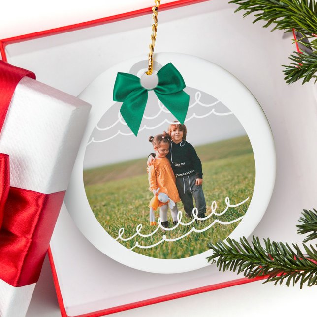 Minimales Foto der Grünen Bow-Familie mit zwei Fot Keramik Ornament (Minimal Two Photo Green Bow Family Photo Ceramic Ornament)