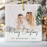 Minimales Foto Frohe Weihnachten Grau Script Keramikornament<br><div class="desc">Wünschen Sie Familie und Freunde als besondere Frohe Weihnachten mit diesem modernen minimalistischen Foto Keepsake-Ornament. Der kohlegraue Text liest "Frohe Weihnachten" in trendiger Handschrift. Ersetzen Sie das Beispielbild einfach durch Ihr Lieblings-Foto und fügen Sie Ihren Familiennamen oder Vornamen und das unten stehende Jahr hinzu. Ein Bildschirm mit weißem Farbverlauf ermöglicht...</div>