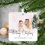 Minimales Foto Frohe Weihnachten Grau Script Ornament Aus Metall<br><div class="desc">Wünschen Sie Familie und Freunde als besondere Frohe Weihnachten mit diesem modernen minimalistischen Foto Keepsake-Ornament. Der kohlegraue Text liest "Frohe Weihnachten" in trendiger Handschrift. Ersetzen Sie das Beispielbild einfach durch Ihr Lieblings-Foto und fügen Sie Ihren Familiennamen oder Vornamen und das unten stehende Jahr hinzu. Ein Bildschirm mit weißem Farbverlauf ermöglicht...</div>