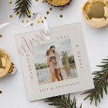 Minimales modernes Verheiratet- & Merry-Gold-Scrip Ornament Aus Glas<br><div class="desc">Minimal und modern schlicht Foto halten Foto Glas-Verzierung zu Ihrem ersten Weihnachten verheiratet. Das Design zeichnet sich durch ein schlichtes minimales Design mit einem quadratischen Foto-Design aus,  um Ihr besonderes Hochzeitsgeschenk-Foto zu zeigen. "Verheiratet & Merry",  Jahr- und Paarname in einem schlichten,  modernen Design rund um das Foto.</div>