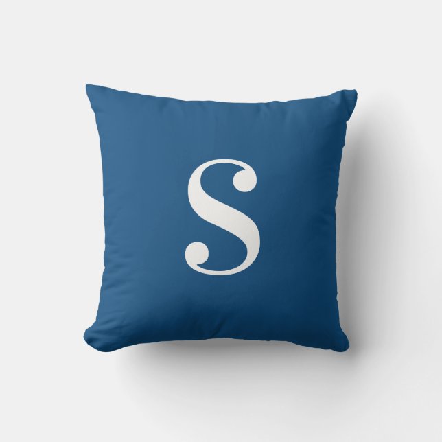 Minimales Navy Blau mit großer weißer Monogramm Kissen (Vorderseite)