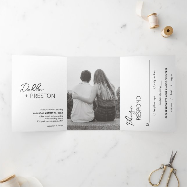 Minimales Schwarz-Weiß-Foto Moderne Hochzeit Dreifach Gefaltete Einladung (Innenseite)