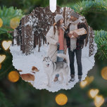 Minimales weihnachtliches skandinavisches Forest G Ornament Karte<br><div class="desc">Ein stilvolles, modernes Weihnachtsbaumschmuck mit einem minimalistischen, modernen Typografie-Zitat "alles ist fröhlich und hell" gepaart mit einem handgeschriebenen Script-Schriftart für Ihren Familiennamen in Weiß mit einer dunkelwaldgrünen Spielfarbe im skandinavischen Stil. Die Begrüßung, Name, Jahr und Nachricht können einfach für eine persönliche Touch angepasst werden. Ein trendiges, minimalistisches und zeitgenössisches Design,...</div>